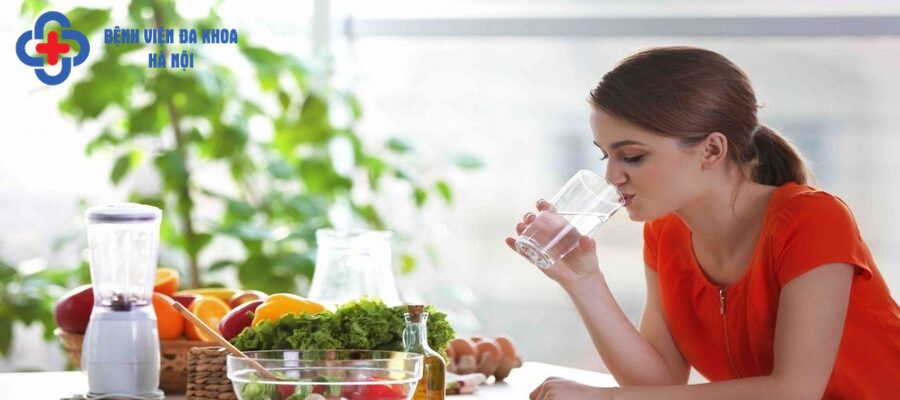 Người mắc sỏi tiết niệu nên uống đủ 2l nước mỗi ngày