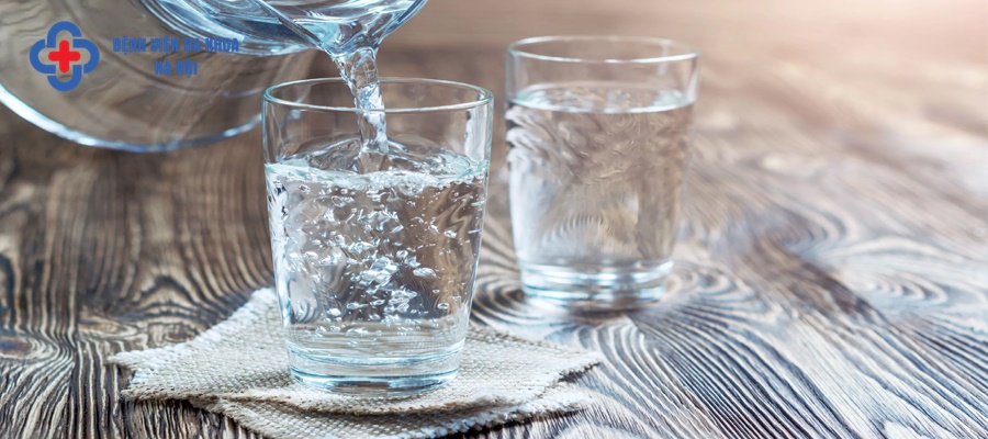 Uống đủ 2-2.5l nước mỗi ngày