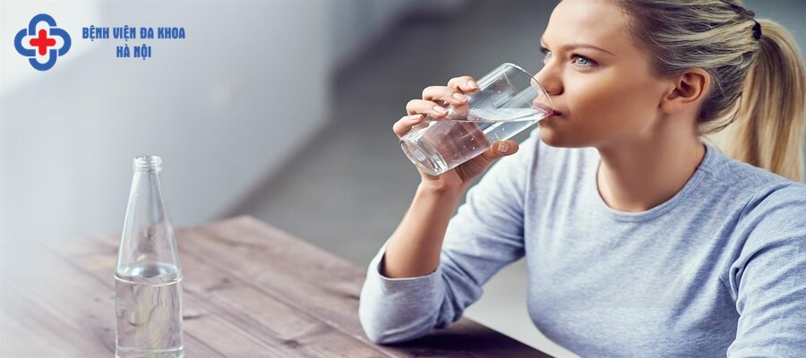 Uống nhiều nước tăng khả năng đào thải chất cặn bã 