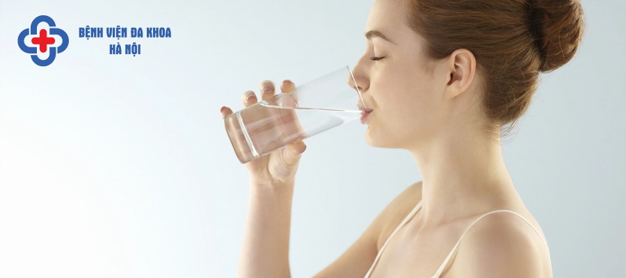 Uống nhiều nước để thận bài tiết hiệu quả