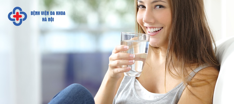 Uống đủ nước mỗi ngày để đảm bảo hiệu quả tán sỏi