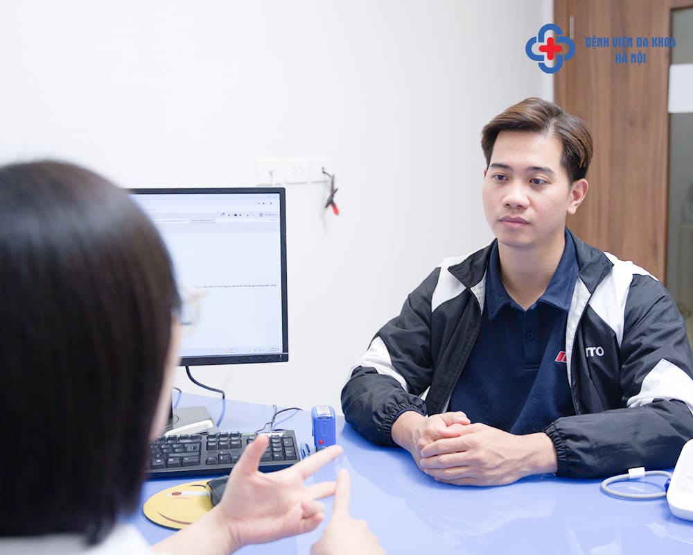 Uống thuốc điều trị đau bụng theo chỉ định của bác sĩ