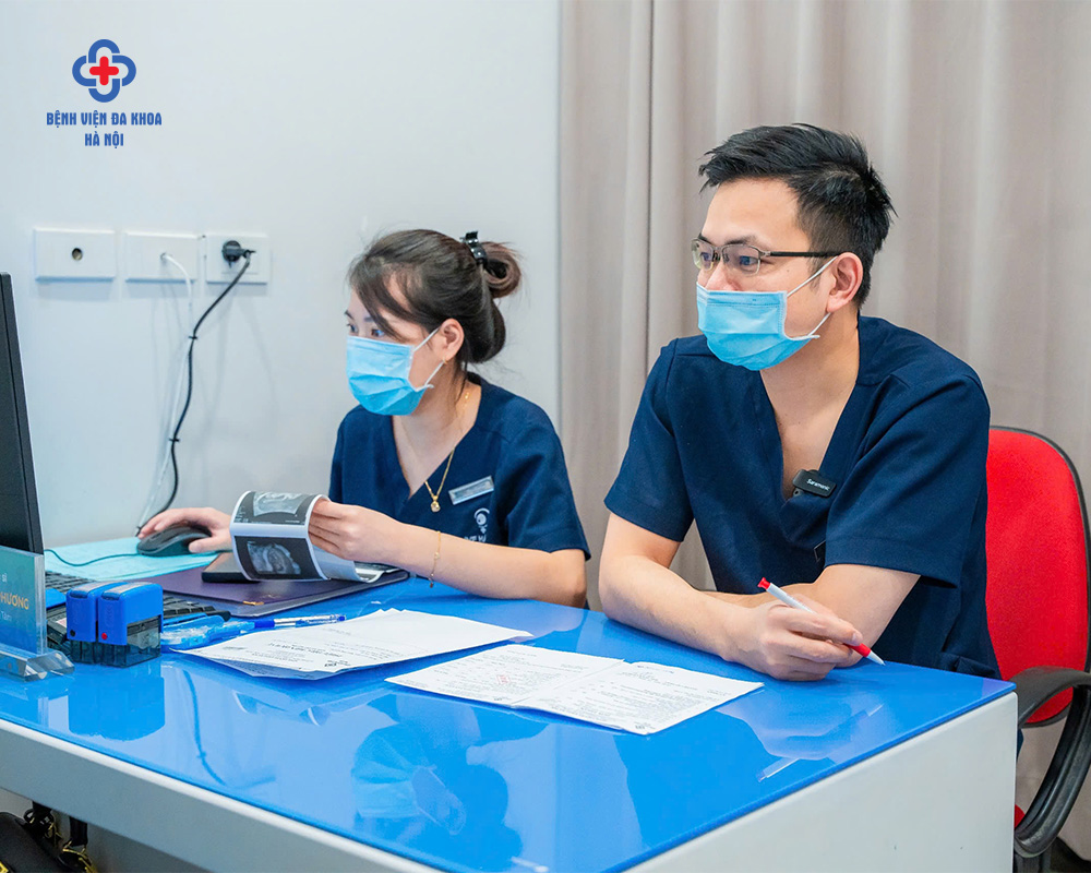 bác sĩ IVF tư vấn cho khách nữ