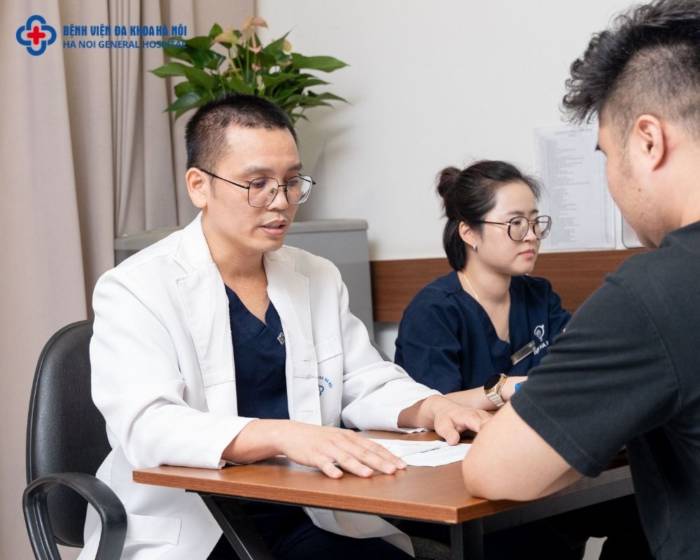 Bác sĩ Trương Văn Phi tư vấn cho bệnh nhân