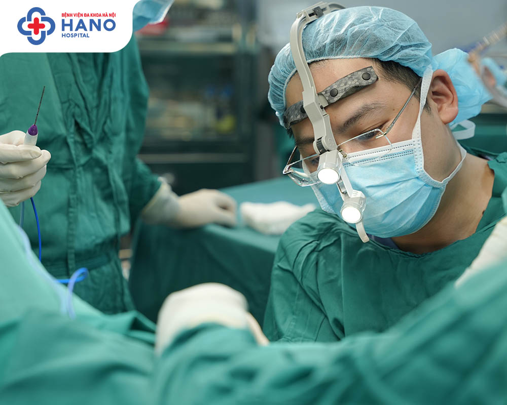 Bác sĩ phẫu thuật trĩ