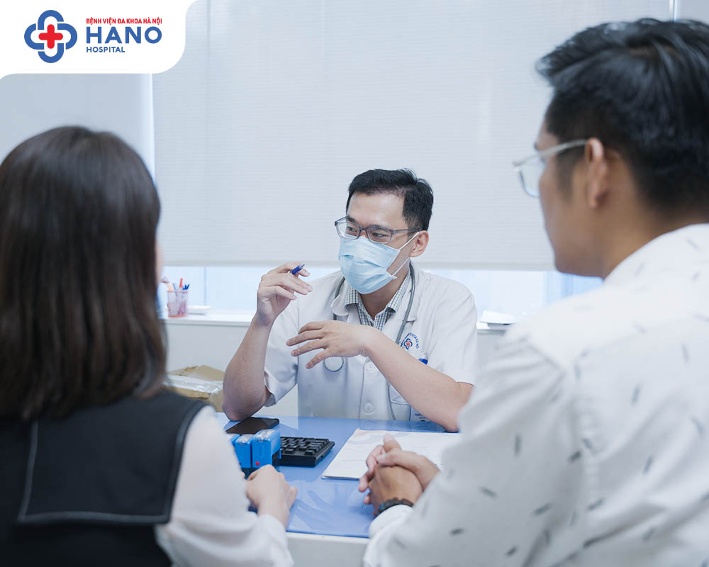 Bác sĩ tư vấn cắt trĩ cho khách hàng