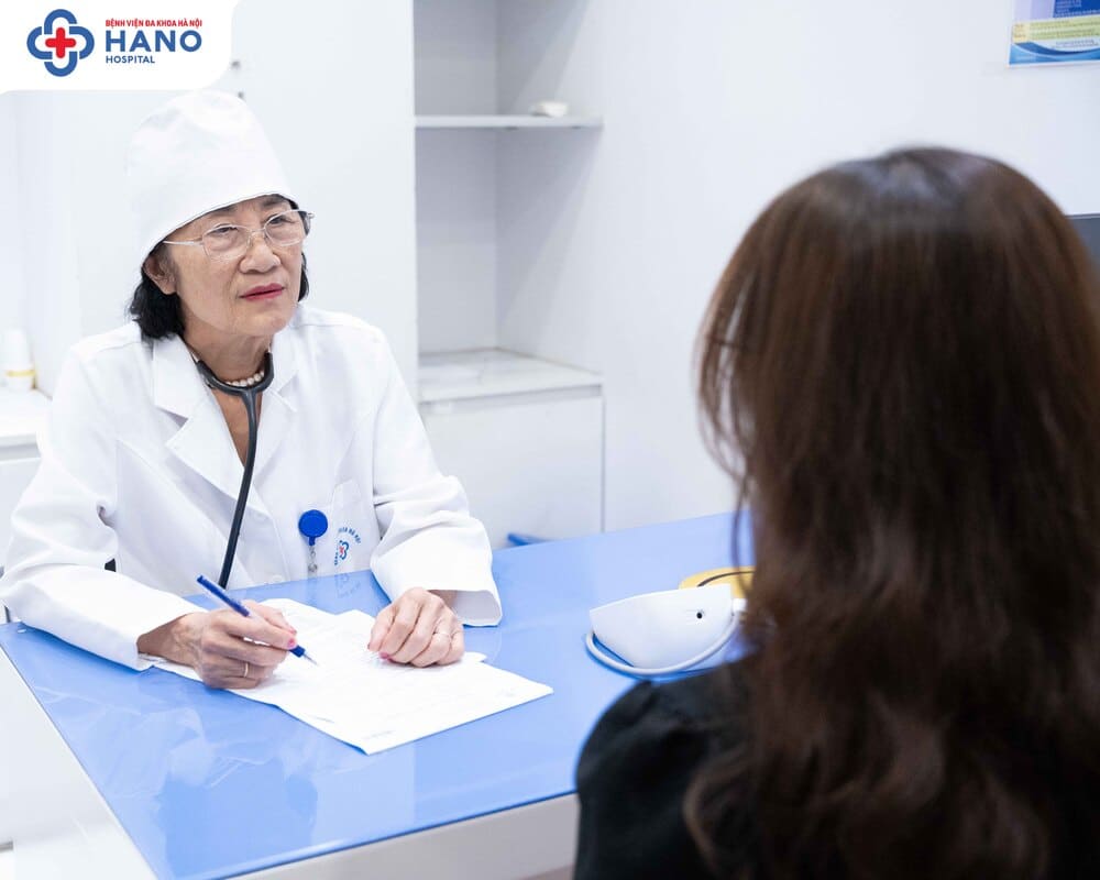 Bác sĩ Hợp tư vấn áp xe vú cho bệnh nhân