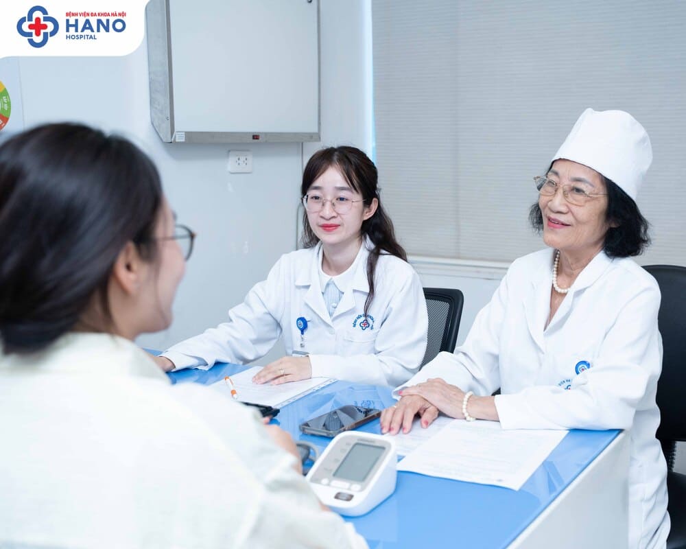 Bác sĩ Hợp tư vấn bệnh nhân áp xe vú