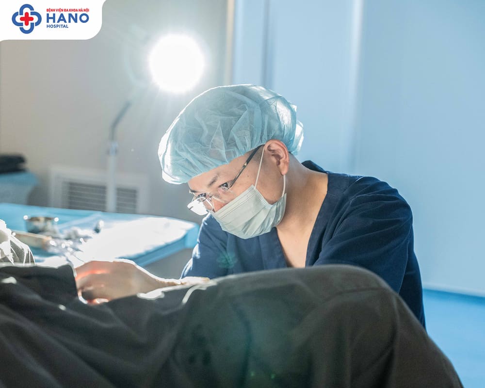 Bác sĩ Long đang phẫu thuật lấy trứng