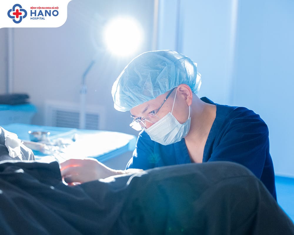 Bác sĩ Long đang chọc hút trứng