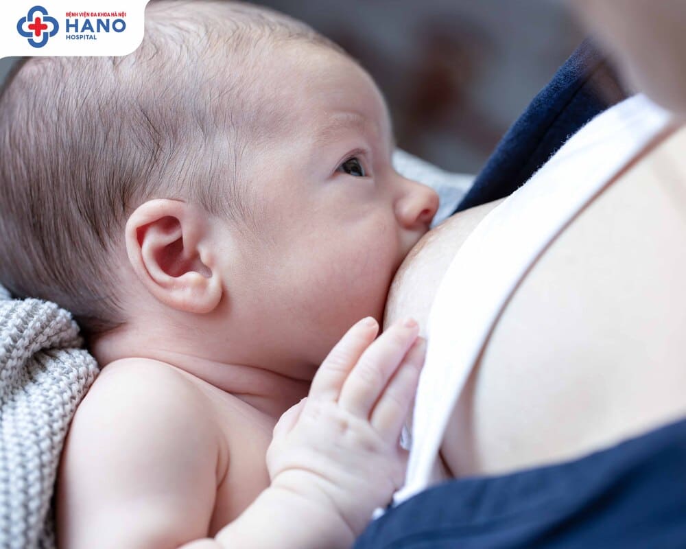 Cho con bú hoặc vắt sữa theo hướng dẫn của bác sĩ
